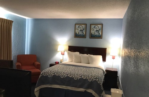 Lakewood Hotel | Days Inn by Wyndham Cleveland Lakewood