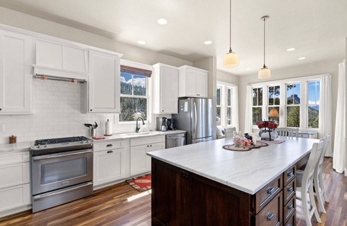 Estes Park House | December Sale! Spectacular Views of Long's Peak- 10 minutes to town-3 full bath