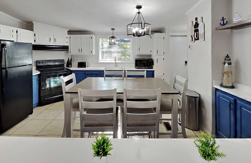 Put-in-Bay House | Deck, Grill & Good Times | 8 ppl | IC5