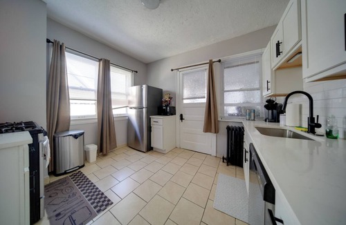 Cleveland Apartment | Deck, Pool Table! Walkable Cleveland Heights Apt