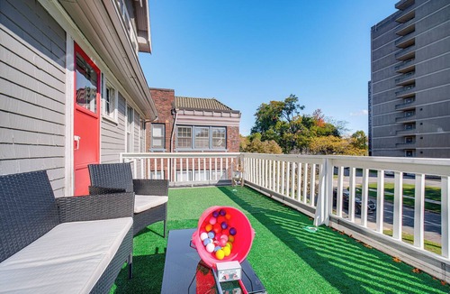 Cleveland Apartment | Deck, Pool Table! Walkable Cleveland Heights Apt
