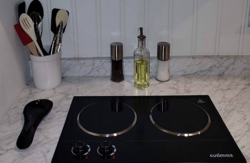 Midtown Apartment | Deco Studio Retreat with Fireplace, WiFi, Queen Bed