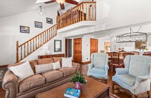 Carbondale House | Deer Run Vista | Mid-Valley, Sleeps 8, Lg Yard