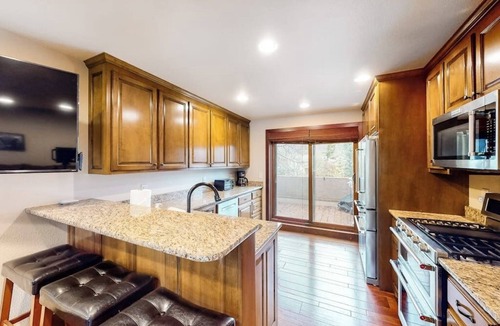 Eagle-Vail House | Delightful ski condo with private hot tub, easy slope access & modern interior