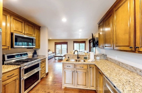 Eagle-Vail House | Delightful ski condo with private hot tub, easy slope access & modern interior