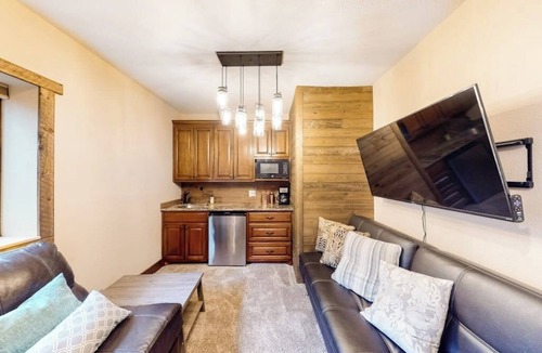 Eagle-Vail House | Delightful ski condo with private hot tub, easy slope access & modern interior