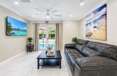 South Lake Villa | Deluxe 5BR & 3BA Villa in Hollywood Lakes near Beach