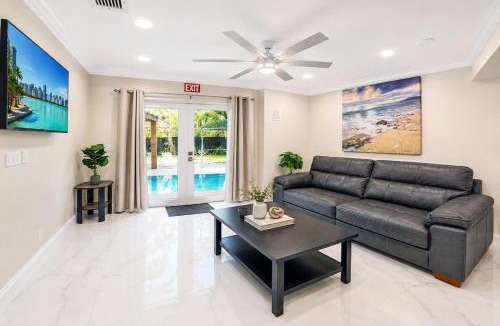 South Lake Villa | Deluxe 5BR & 3BA Villa in Hollywood Lakes near Beach