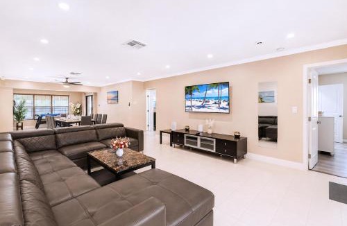 South Lake House | Deluxe 5BR Villa Heated Pool near Hollywood Beach
