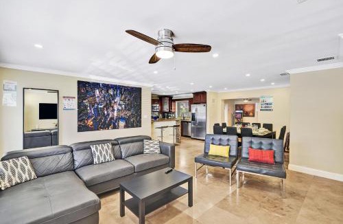 Dania Beach House | Deluxe Home Heated Pool & Jetted Tub near Beach