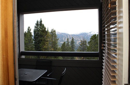 Baldy Mountain Condo | Deluxe One Bedroom Condo. AMAZING VIEWS. On bus route. Pet friendly.