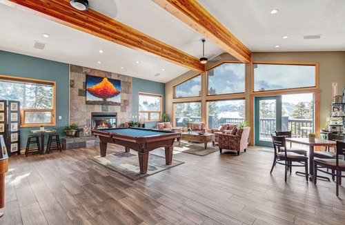 Baldy Mountain Condo | Deluxe One Bedroom Condo. AMAZING VIEWS. On bus route. Pet friendly.