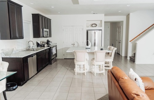 Gateway House | Den Haven 15 Min From DIA 3 En Suite Bedrooms
