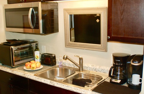 Southeast House | Denver Blue Bear Den: Private 3 Bedroom DTC Apartment & New Cedar Spa Room!