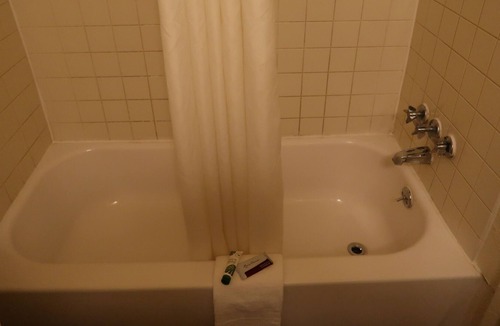 Lakewood Hotel | Denver West Inn