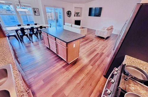 Fernley House | Desert Glow Residence-20 Min to USA Pkwy/Bedrooms|2Baths|Sleeps13