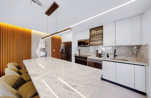 Seybold House | Design District Escape | BBQ and Private HotTub