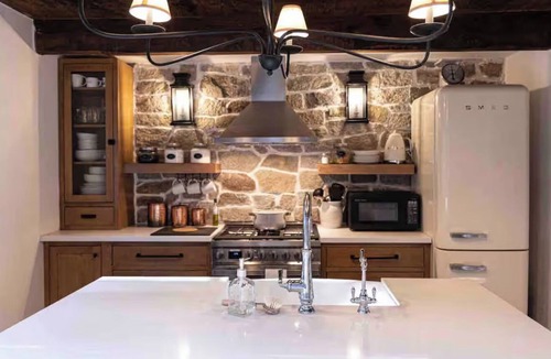 Sugarloaf Cabin | Designer 2-bedroom charming cottage cabin in Big Bear with Hot tub near village