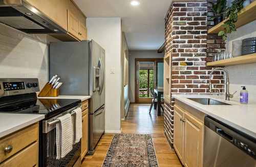 Southeast House | Designer Home & Yard, 15 mins to Downtown Denver