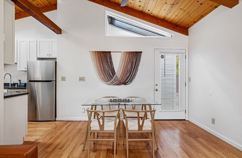 The Willows House | Designer retreat home near Stanford! Luxury, Gym, Peloton, office,Backyard,BBQ
