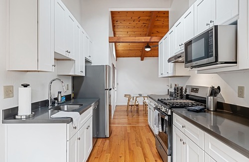 The Willows House | Designer retreat home near Stanford! Luxury, Gym, Peloton, office,Backyard,BBQ