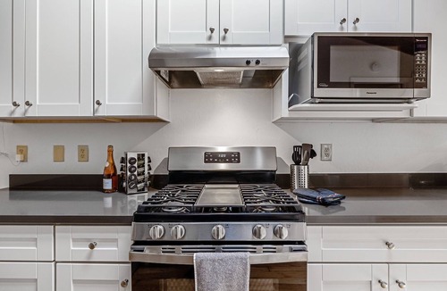 The Willows House | Designer retreat home near Stanford! Luxury, Gym, Peloton, office,Backyard,BBQ
