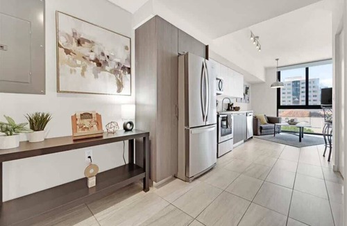 Town Square Apartment | Devereaux Flow King Studio