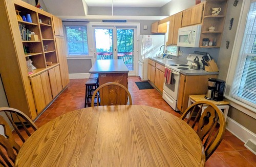 East Springfield House | DIRECT beach access from property - 5 lakefront acres