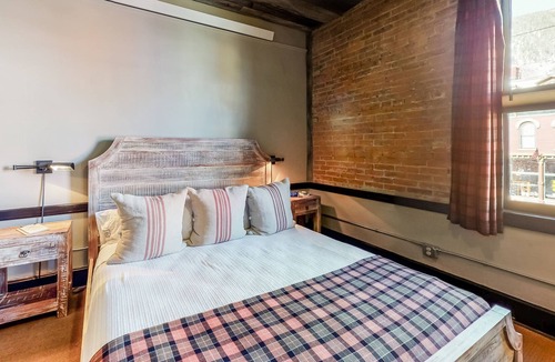 Silverton House | Dog-friendly and lovely suite with free WiFi & a kitchenette in a great location