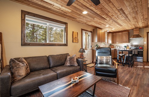Florissant Cabin | Dog-friendly Cabin - The Fossil Lodge