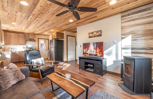 Florissant Cabin | Dog-friendly Cabin - The Fossil Lodge