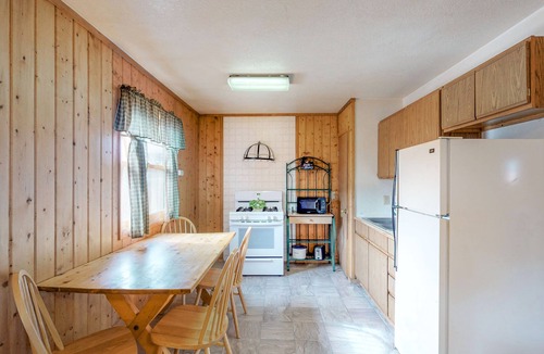 South Fork Cabin | Dog-friendly cabin with WiFi, private yard, & Fireplace - ideal for hiking & skiing