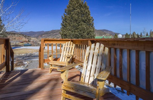 South Fork Cabin | Dog-friendly cabin with WiFi, private yard, & Fireplace - ideal for hiking & skiing