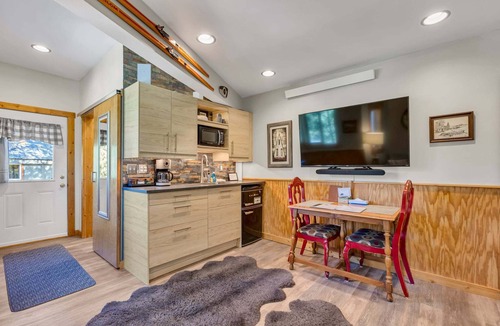 Garfield Cabin | Dog Friendly Close to Monarch Mountain King Bed