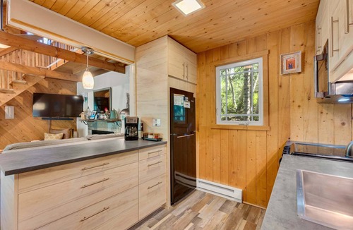 Garfield Cabin | Dog Friendly Close to Monarch King Beds