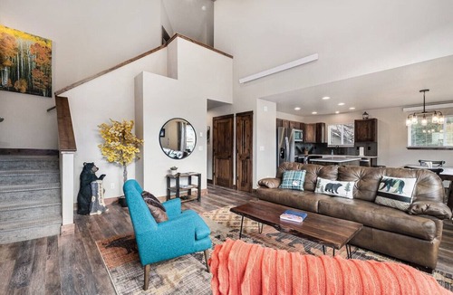 Estes Park Villa | Dog-Friendly! New Modern Home, Views & Wildlife