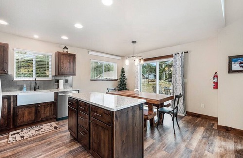 Estes Park Villa | Dog-Friendly! New Modern Home, Views & Wildlife