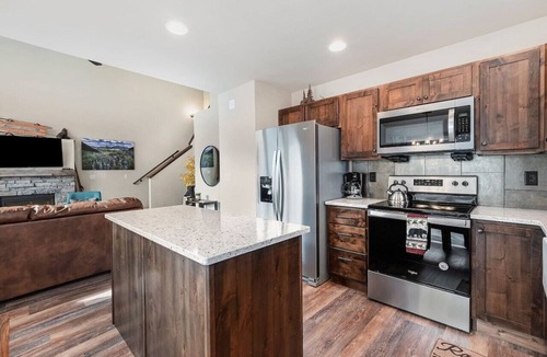 Estes Park Villa | Dog-Friendly! New Modern Home, Views & Wildlife