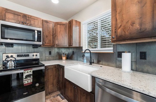 Estes Park Villa | Dog-Friendly! New Modern Home, Views & Wildlife