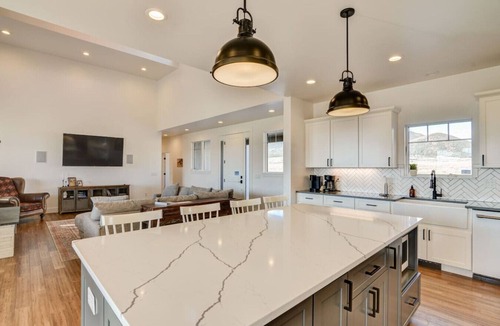 Buena Vista House | Dogs OK|AC|Hot Tub|Games & Theater|5 min to Barn