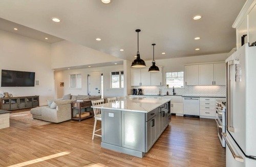 Buena Vista House | Dogs OK|AC|Hot Tub|Games & Theater|5 min to Barn