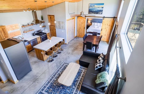 Estes Park Apartment | Dogs OK! Hot tub, king bed, views, & EV charger!