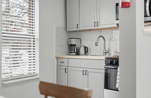 South Hills Apartment | Dormont Pittsburgh 2 Modern and Bright 1Bedroom Apartment With Free Parking