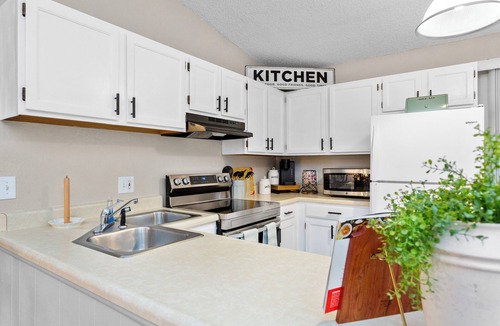 Central Colorado Springs House | Double Deuce | Portal Park & Pet Friendly w/Yard