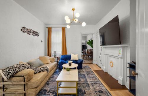 South Side Flats House | Double Living, Yard, BBQ, Massage & South Side Fun