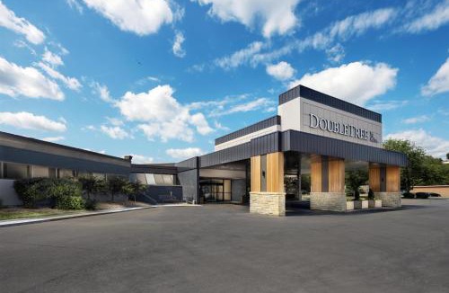 Manhattan Hotel | DoubleTree by Hilton Manhattan, KS