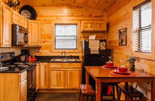 Hochatown House | Down Time Studio Cabin w Hot Tub
