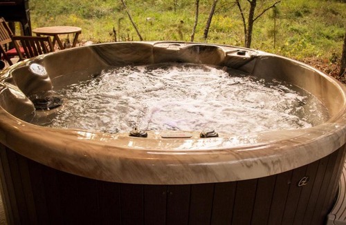 Hochatown House | Down Time Studio Cabin w Hot Tub