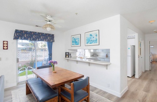 Downtown Condo | Downtown 2 Bedroom Condo- Block From The Beach With Yard!