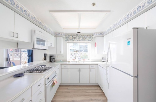 Downtown Condo | Downtown 2 Bedroom Condo- Block From The Beach With Yard!
